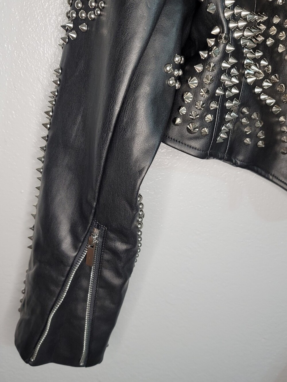 AKIRA Black Studded Faux Leather Cropped Moto Jacket Size L Punk Rock Glam NWOT - Picture 6 of 12